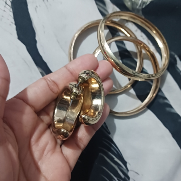 Bundle of Women Gold Fashion Jewerly - Picture 7 of 12